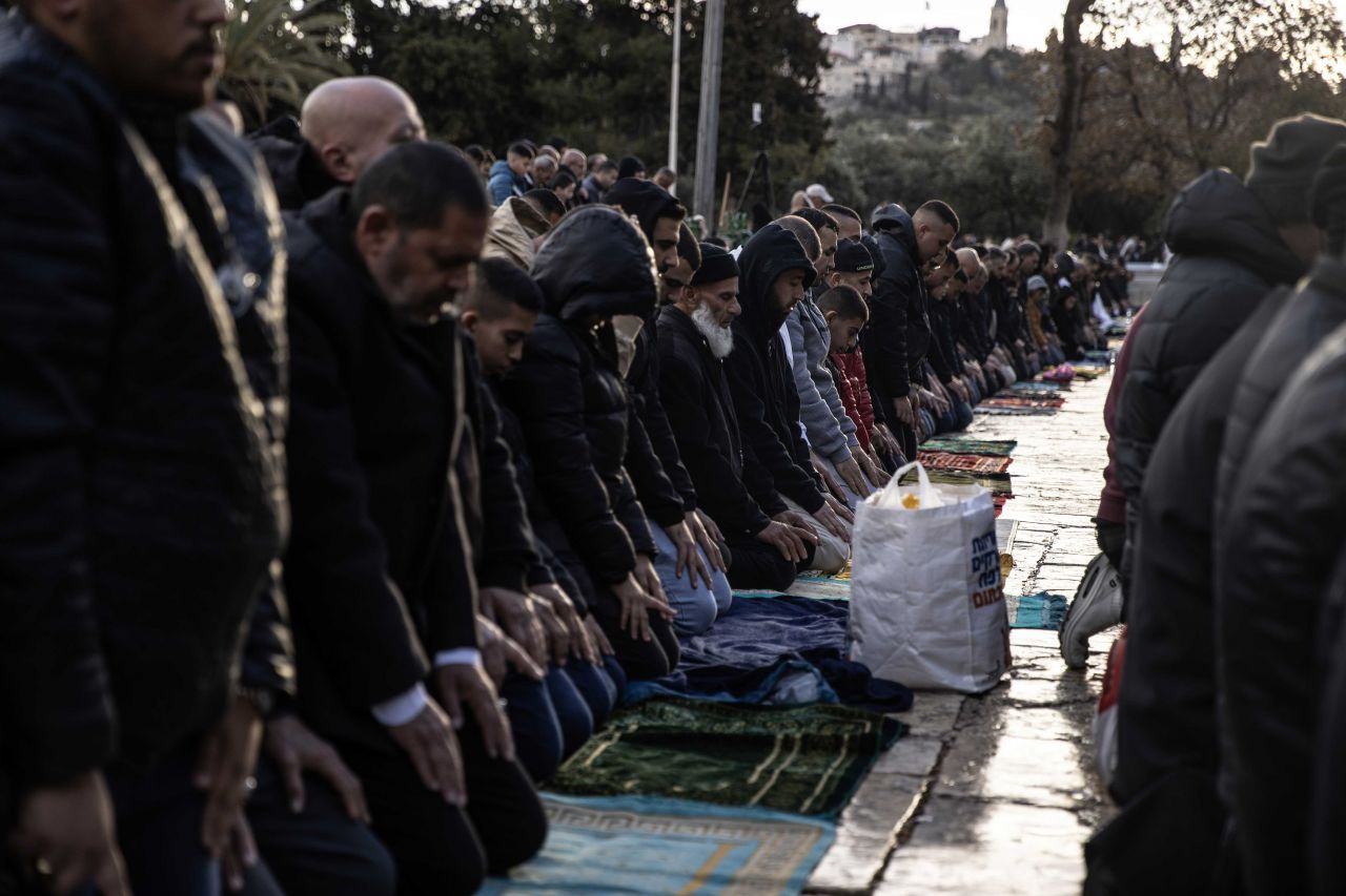 İsrail'e rağmen 60 bin Filistinli Mescid-i Aksa'da bayram namazı kıldı!