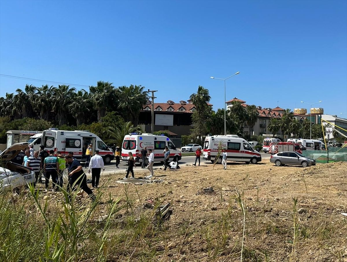Antalya'da midibüs ve otomobil çarpıştı! 29 kişi yaralandı