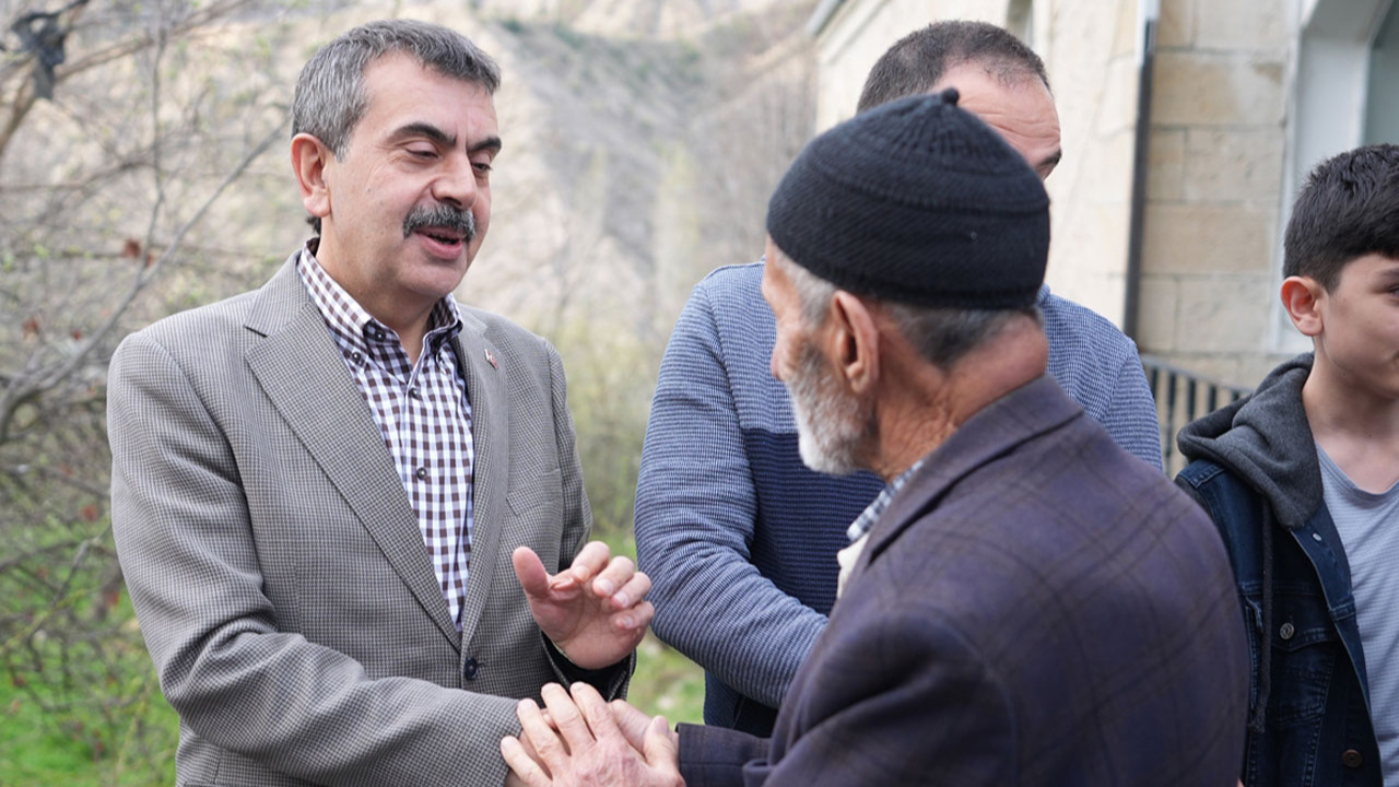 Milli Eğitim Bakanı Yusuf Tekin, bayram namazını Erzurum'da kıldı