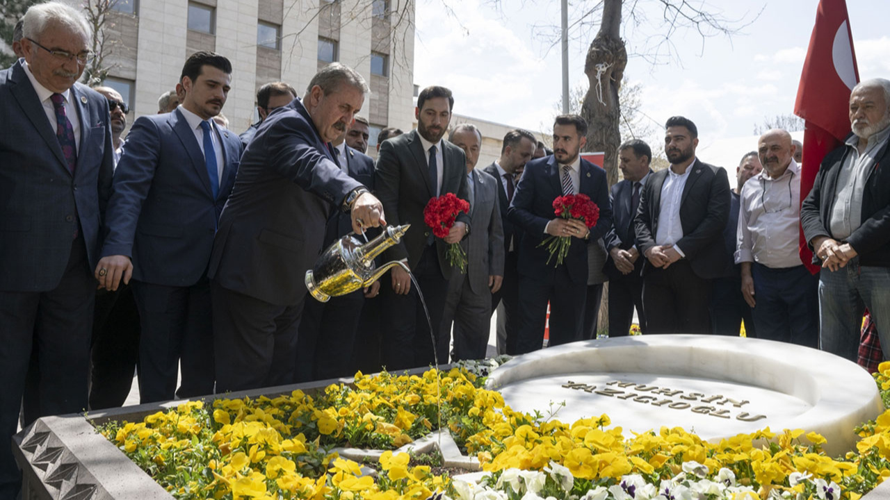 BBP Genel Başkanı Mustafa Destici, Muhsin Yazıcıoğlu'nun kabrini ziyaret etti
