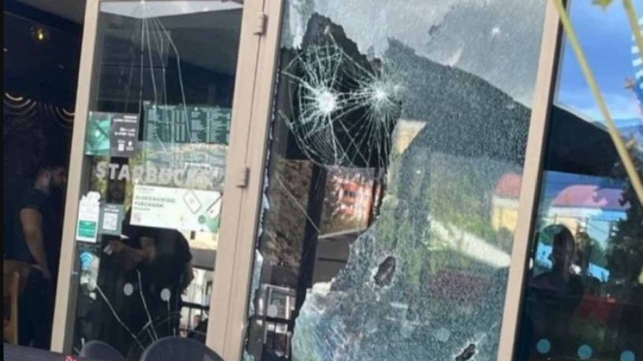 Kahramanmaraş'taki kahve zincirine silahlı ve taşlı saldırı
