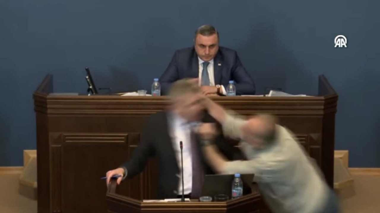 Gürcistan'da meclis fena karıştı! Parti liderine yumruklu saldırı