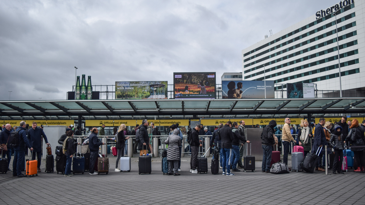 Amsterdam'da uçuşlar olumsuz hava şartları sebebiyle iptal ediliyor