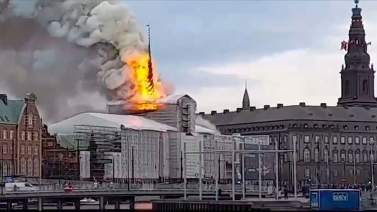 Danimarka'da 17. yüzyıldan kalma tarihi borsa binası yandı