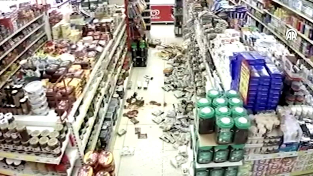 Tokat'taki deprem anı marketin kamerasına yansıdı!