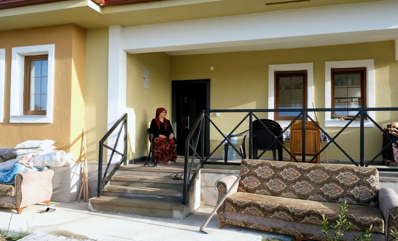 Mehmet Özhaseki, Hataylı Sözer ailesine yeni evlerini teslim etti