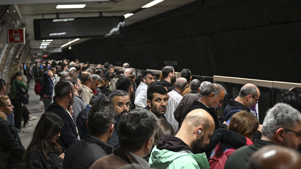 Üsküdar-Samandıra Metro Hattı'ndaki sorun 50 saati aşkın süredir giderilemedi! Vatandaş 'yazıklar olsun' dedi