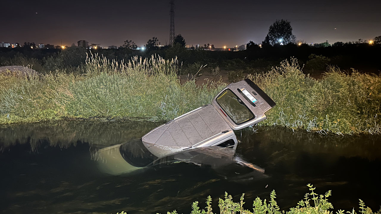 Antalya'da bir otomobil su kanalına devrildi kaçan sürücü arabayı satın alan galerici mi?