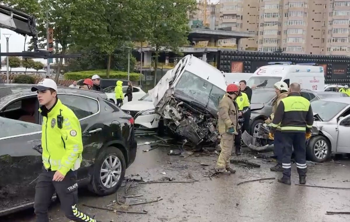 İstanbul'da zincirleme kaza! 7 araç birbirine girdi, yaralılar var