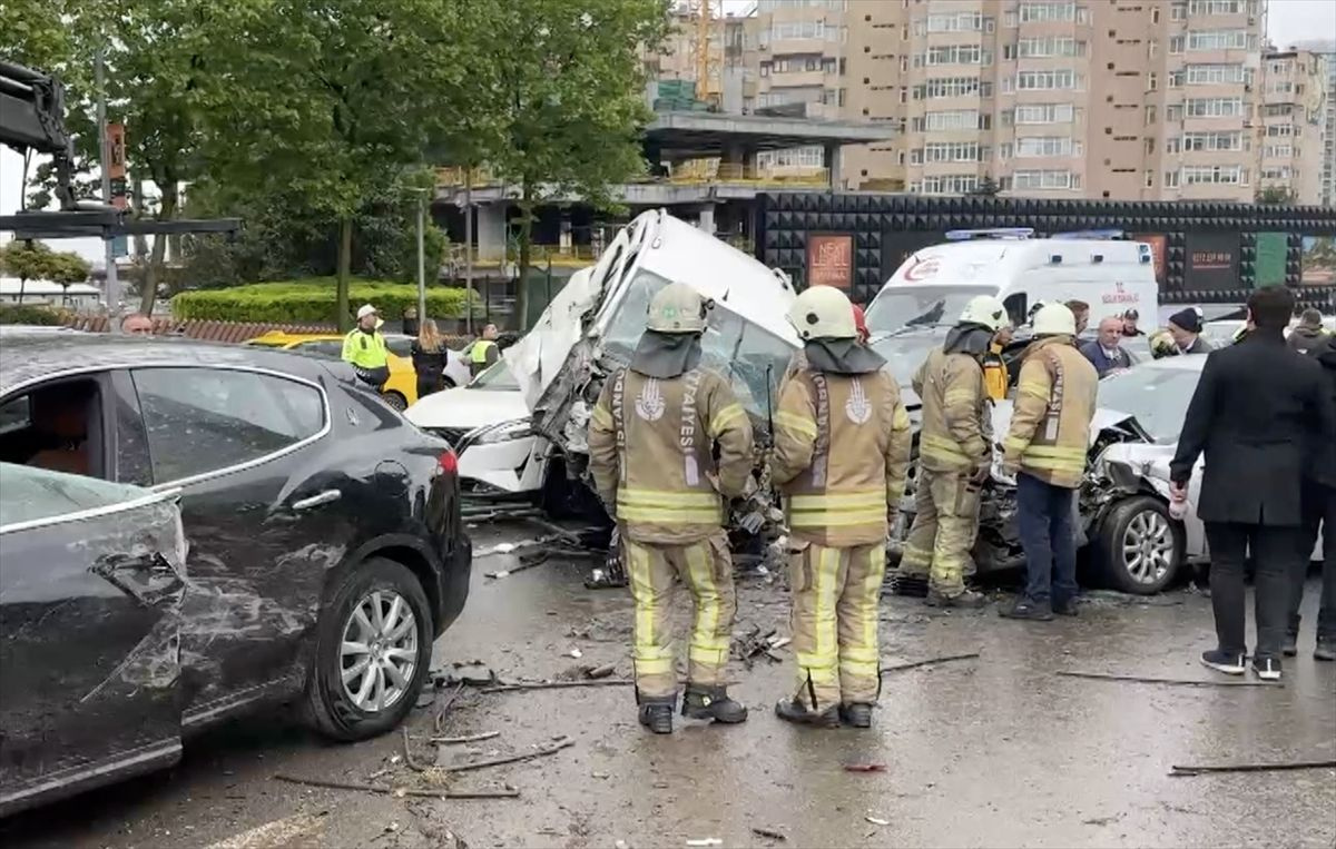İstanbul'da zincirleme kaza! 7 araç birbirine girdi, yaralılar var