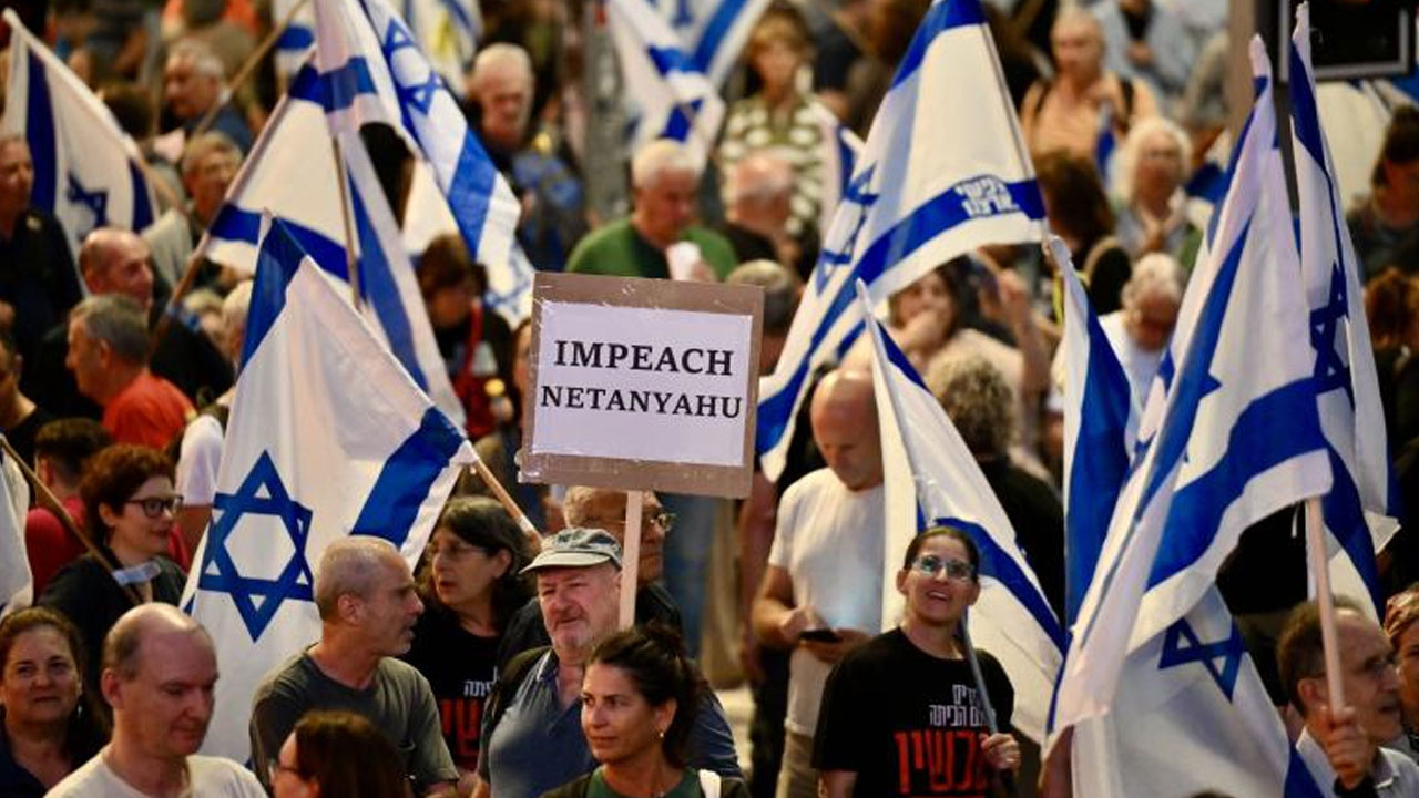 İsrailliler Netanyahu'nun istifası için yine sokaklara indi