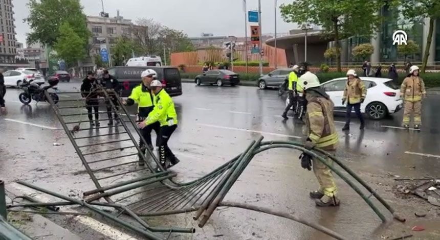 İstanbul'da zincirleme kaza! 7 araç birbirine girdi, yaralılar var