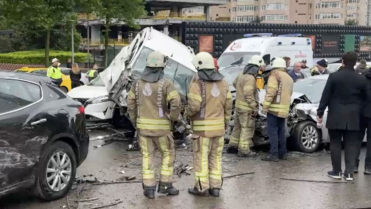 İstanbul'da zincirleme kaza! 7 araç birbirine girdi, yaralılar var
