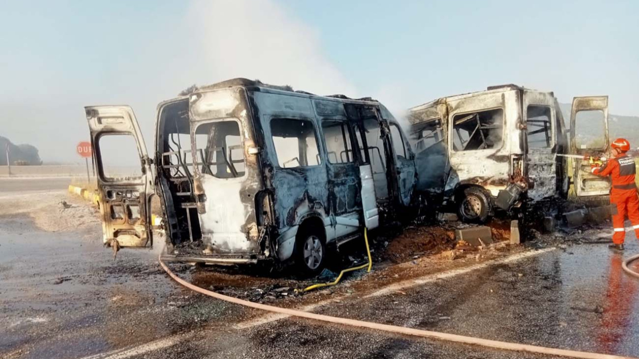 Muğla'da korkunç kaza! 2 minibüs cayır cayır yandı: 4'ü ağır 14 yaralı!