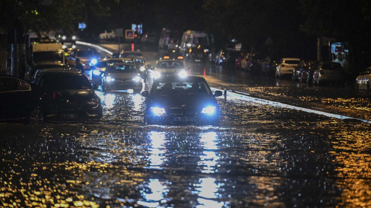 Ankara'da sağanak yağış sele sebep oldu!