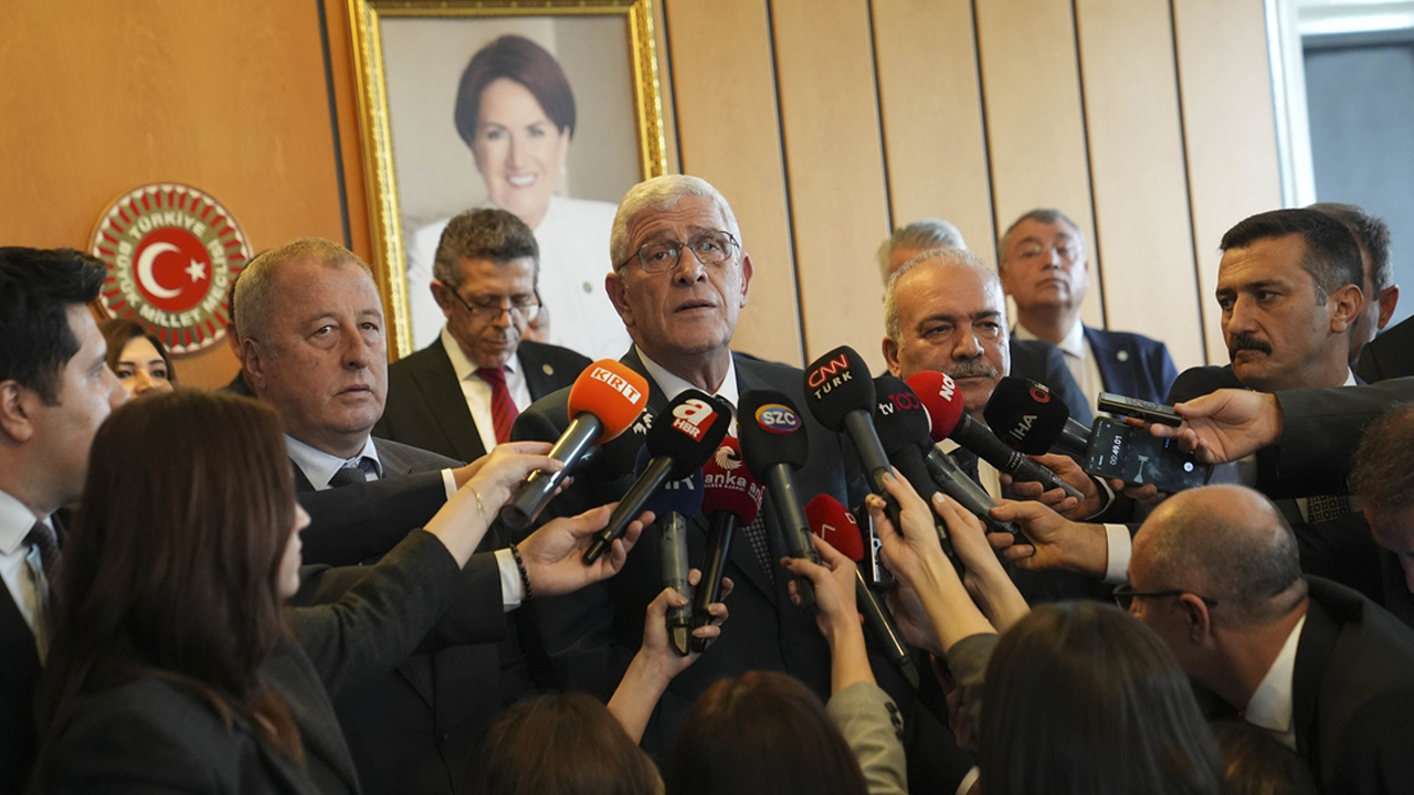 İYİ Parti Genel Başkanı Müsavat Dervişoğlu mazbatasını aldı