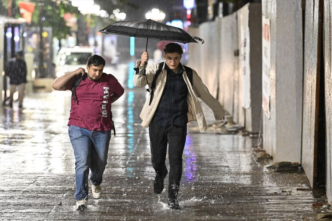 Ankara'da sağanak yağış hayatı felç etti!