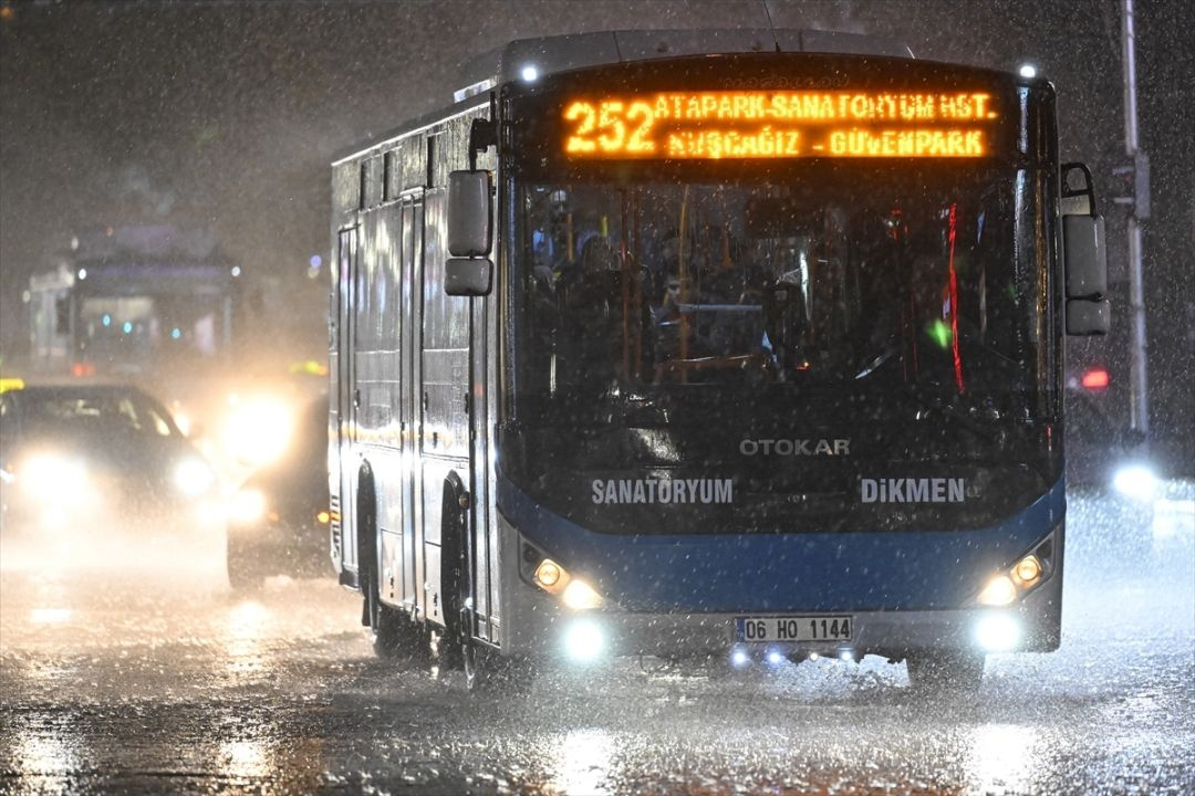 Ankara'da sağanak yağış hayatı felç etti!