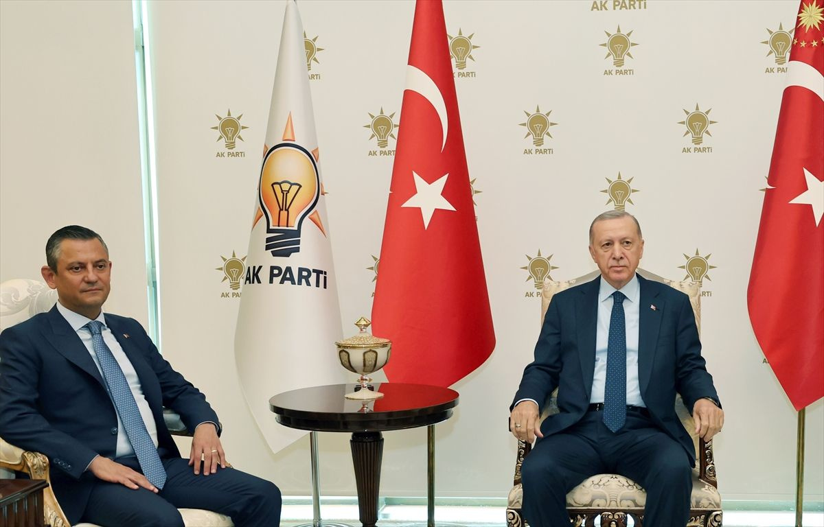 Cumhurbaşkanı Erdoğan-Özgür Özel görüşmesinden ilk kareler! 3. boş koltuk dikkat çekti, mesaj mı verildi?