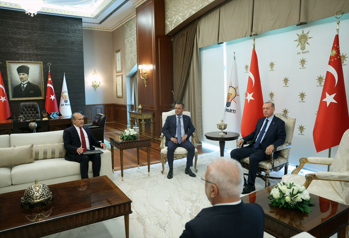 Cumhurbaşkanı Erdoğan-Özgür Özel görüşmesinden ilk kareler! 3. boş koltuk dikkat çekti, mesaj mı verildi?