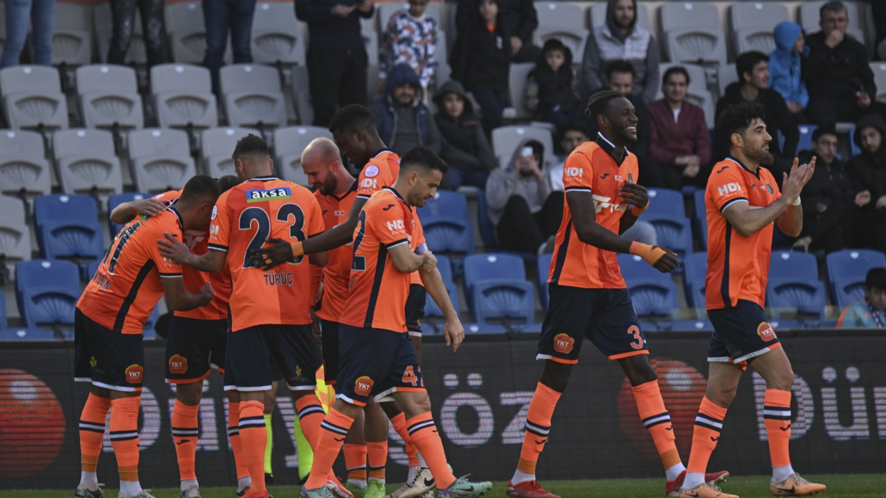 Başakşehir'in Avrupa inadı! Kasımpaşa engelini 4 golle geçti