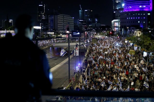 Tel Aviv karıştı! Binlerce kişi sokağa döküldü: Ya kabul edin ya da...