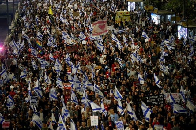 Tel Aviv karıştı! Binlerce kişi sokağa döküldü: Ya kabul edin ya da...