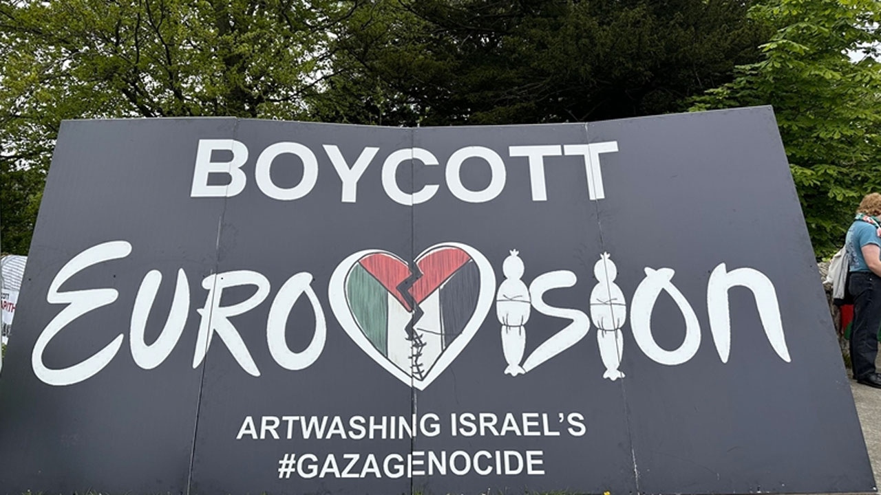 Soykırımcı İsrail Eurovision şarkı yarışmasında protestolar eşliğinde finale kaldı