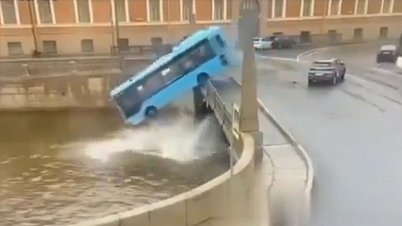 Yolcu otobüsü nehre düştü! 4 kişi hayatını kaybetti