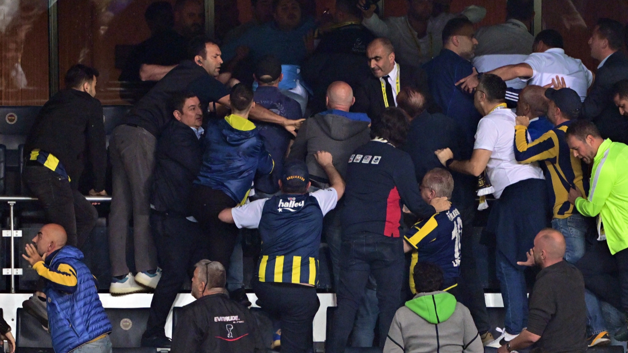 Maç sonu Kadıköy karıştı! Taraftar ve yönetim arasında kavga...