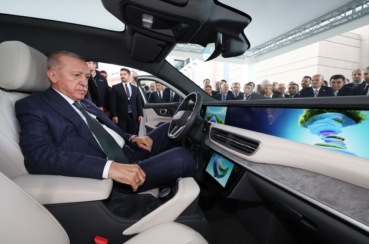 Cumhurbaşkanı Erdoğan Togg'un yeni modeli T10F'i inceledi