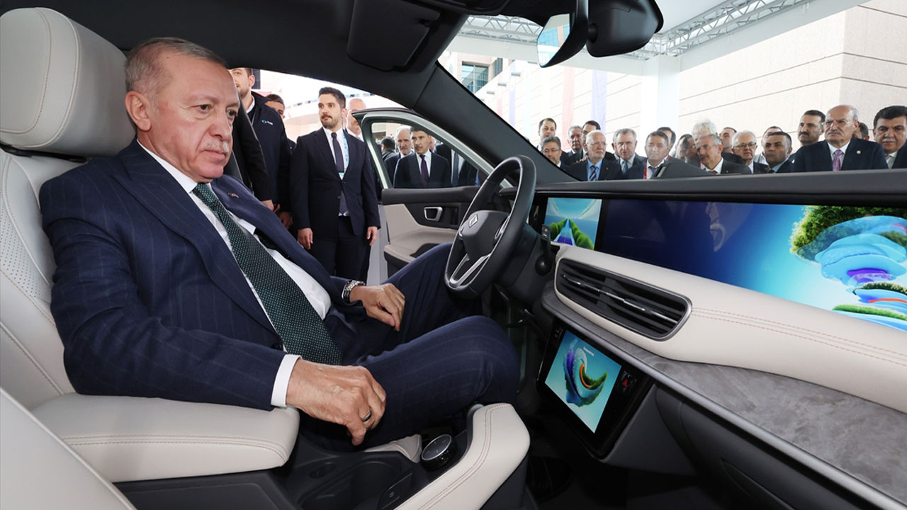 Cumhurbaşkanı Erdoğan Togg'un yeni modeli T10F'i inceledi