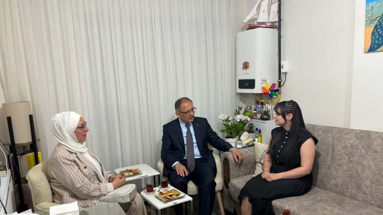 Mehmet Özhaseki; depremde annesini, ağabeyini ve bir bacağını kaybeden Aylin Karakuş’u ziyaret etti