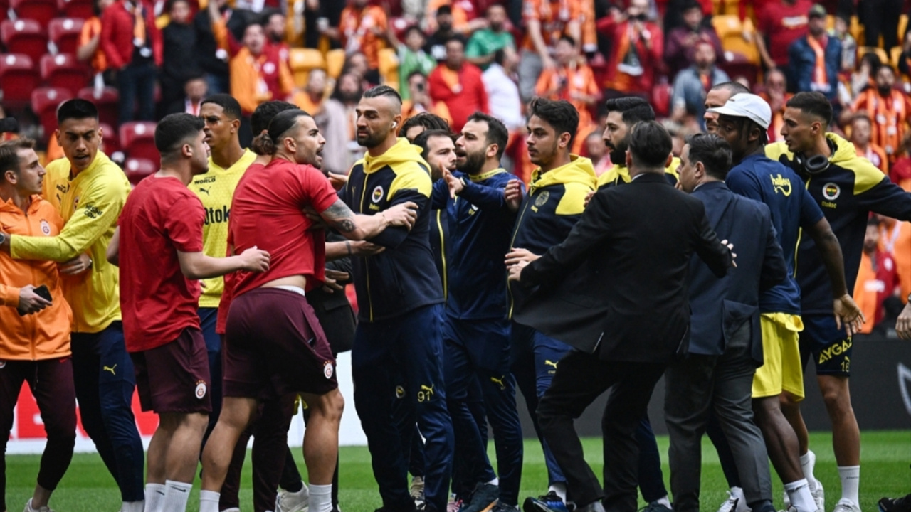 Galatasaray - Fenerbahçe derbisi öncesi saha karıştı
