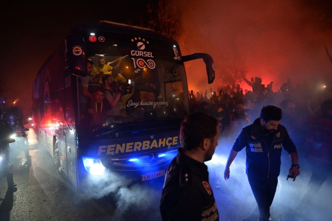Fenerbahçeli taraftarlardan takımlarına coşkulu karşılama