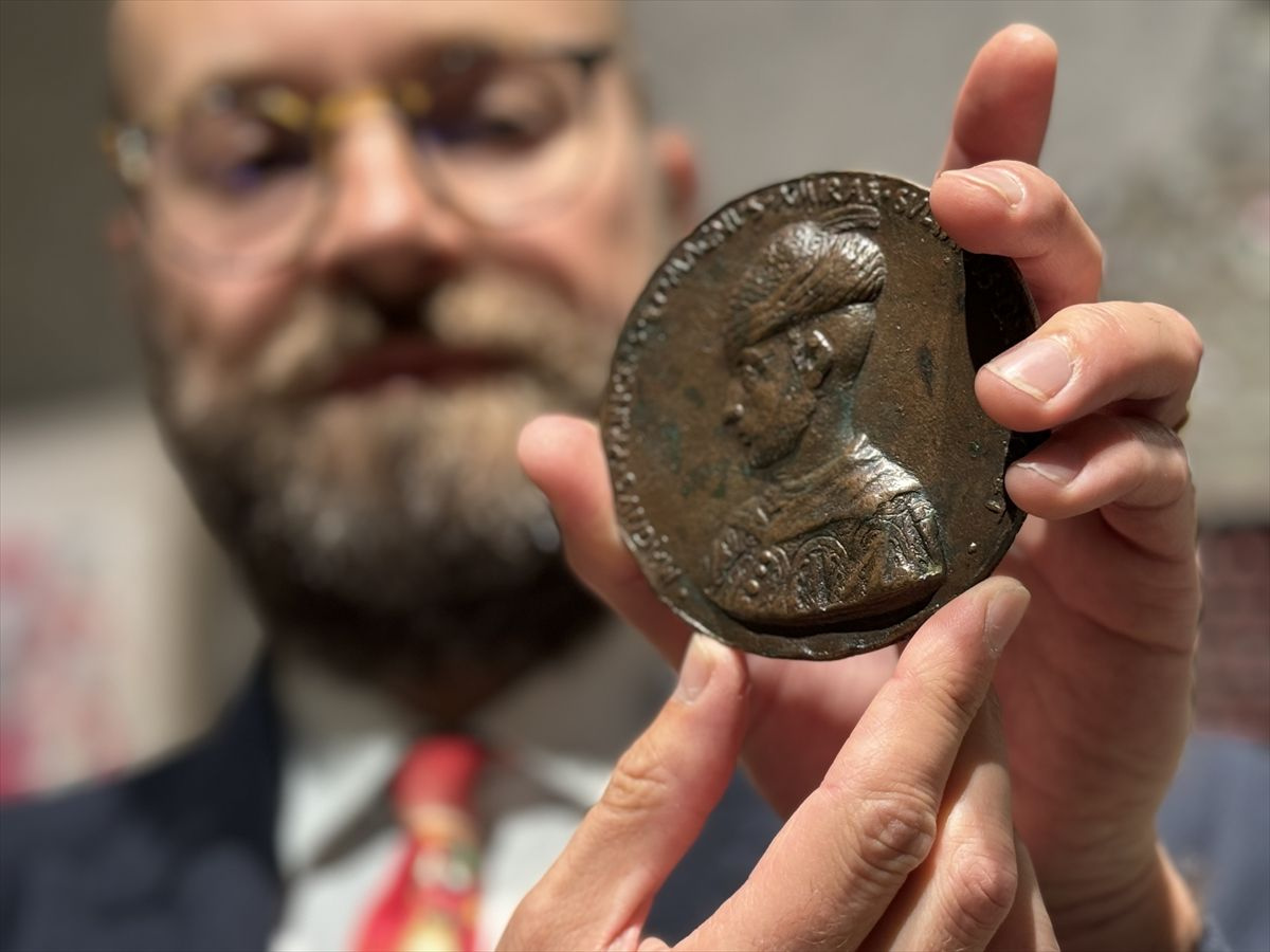 Fatih Sultan Mehmet yaptırdı deniyor: Tılsımlı madalyon, Londra'da satışa çıktı! Üzerinde yazana bakın