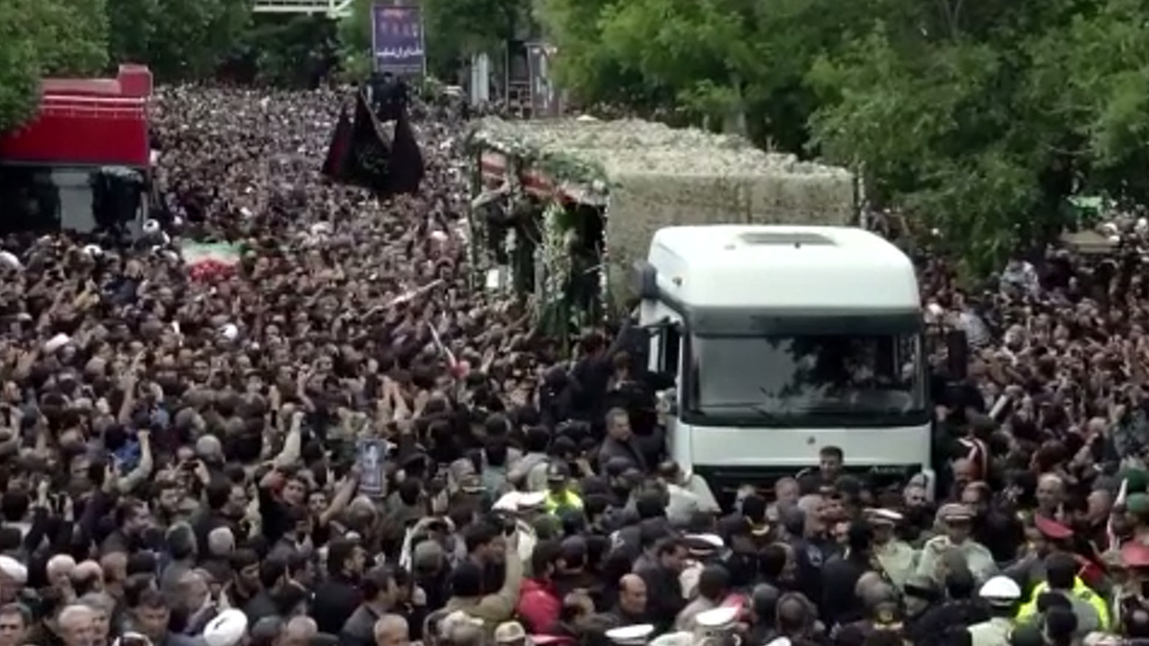 İran halkı, Reisi'yi son yolculuğuna uğurluyor! Cenaze töreninde ağıt yakıp gözyaşı döktüler