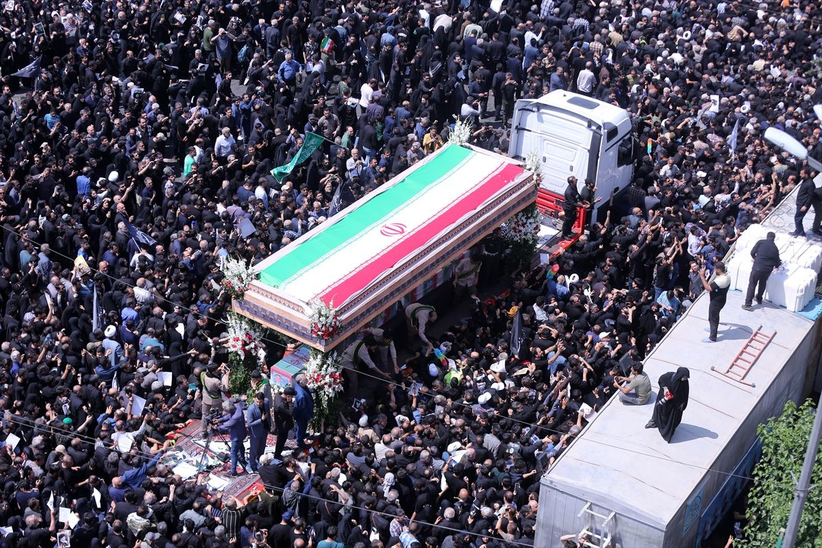 İran Cumhurbaşkanı İbrahim Reisi'nin cenaze namazı kılındı!