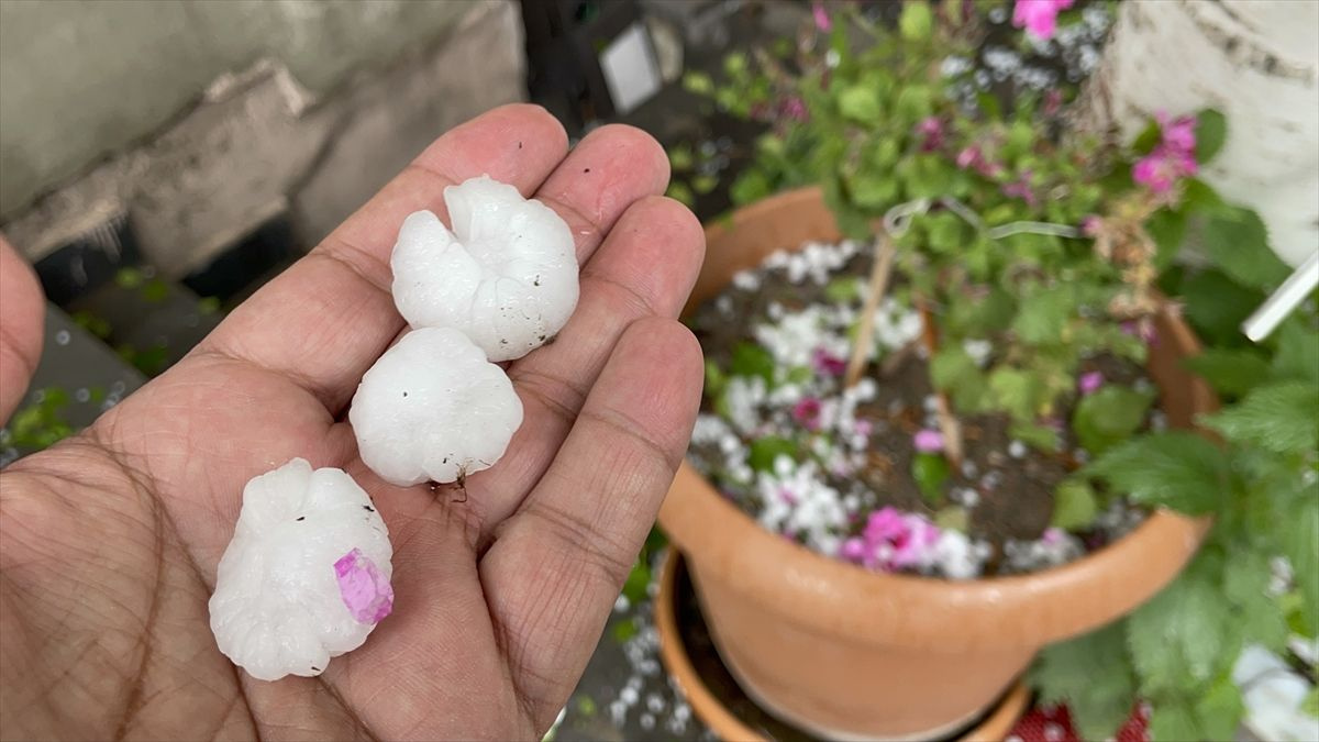 Kars'ta ceviz büyüklüğünde dolu yağdı, vatandaşlar zor anlar yaşadı