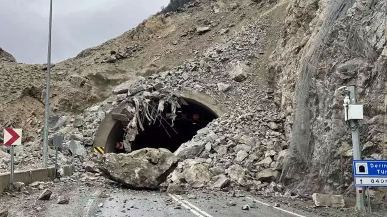 Artvin-Erzurum kara yolu heyelan nedeniyle ulaşıma kapandı