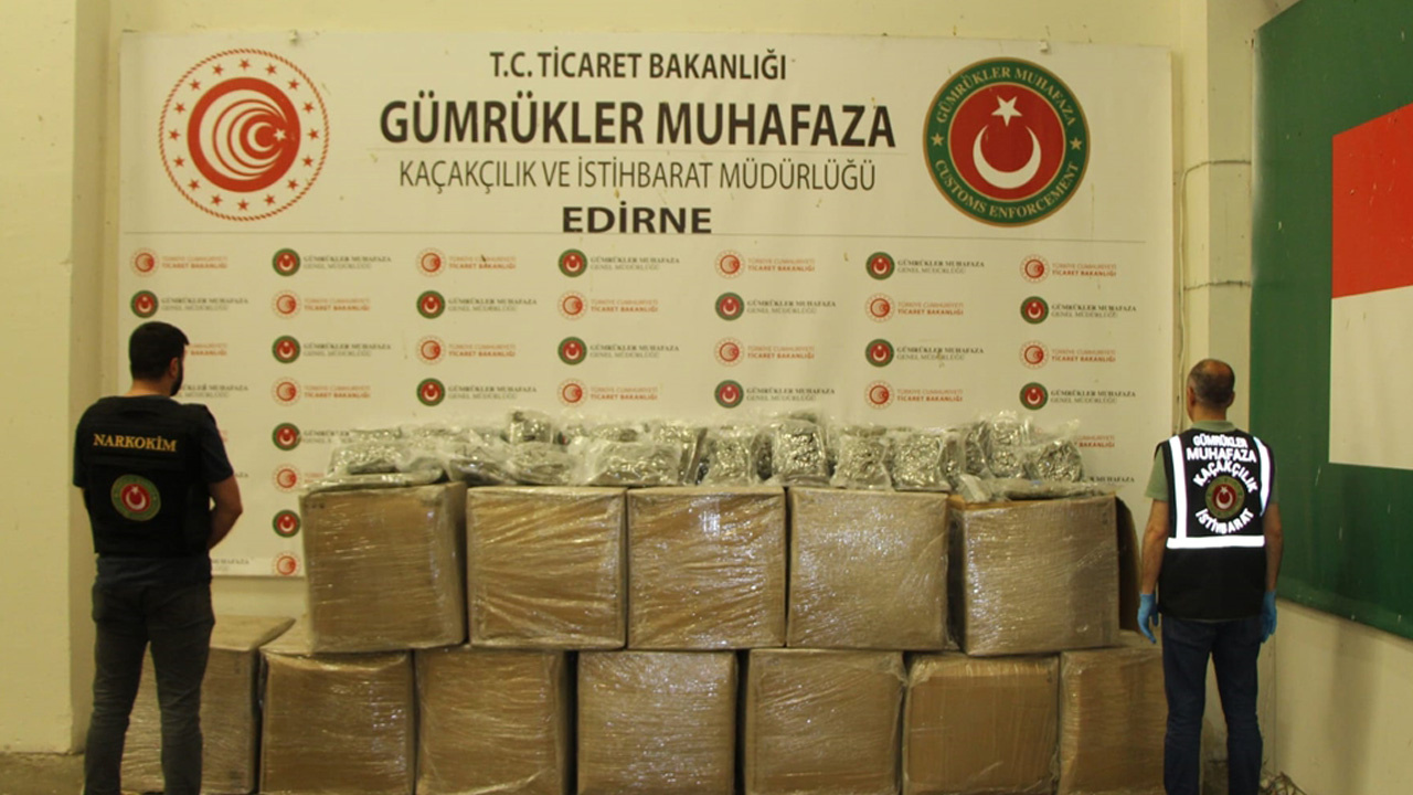 Türkiye'ye girmeye çalışan tırlarda yüklü miktarda uyuşturucu ele geçirildi