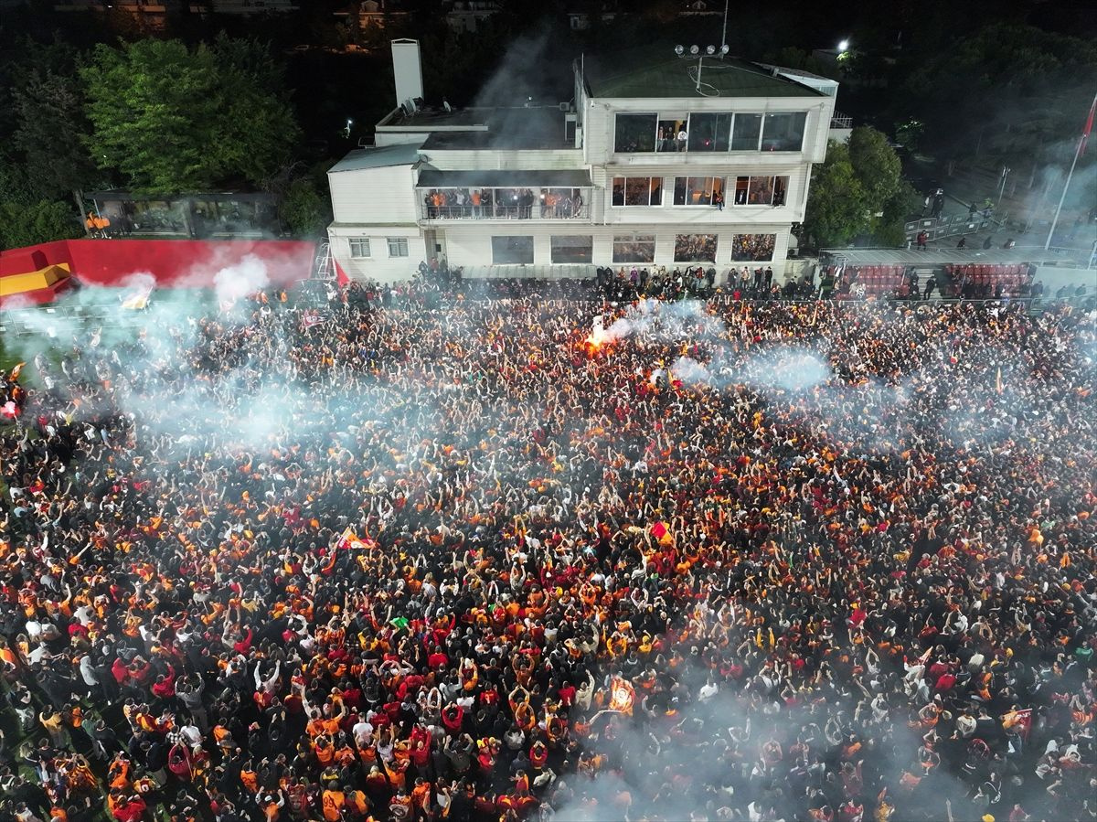 Galatasaray, şampiyonluğu taraftarıyla Florya'da kutladı