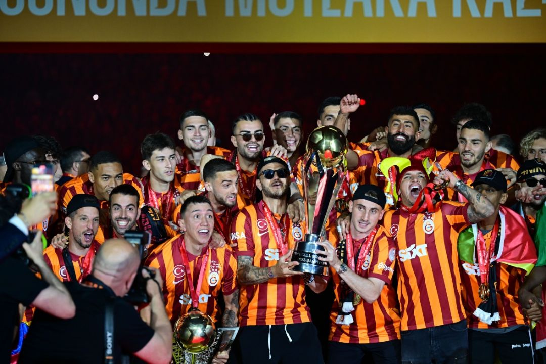 Galatasaray Süper Kupa ve Süper Lig Kupası'nı kaldırdı