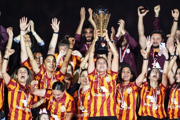 Galatasaray Süper Kupa ve Süper Lig Kupası'nı kaldırdı