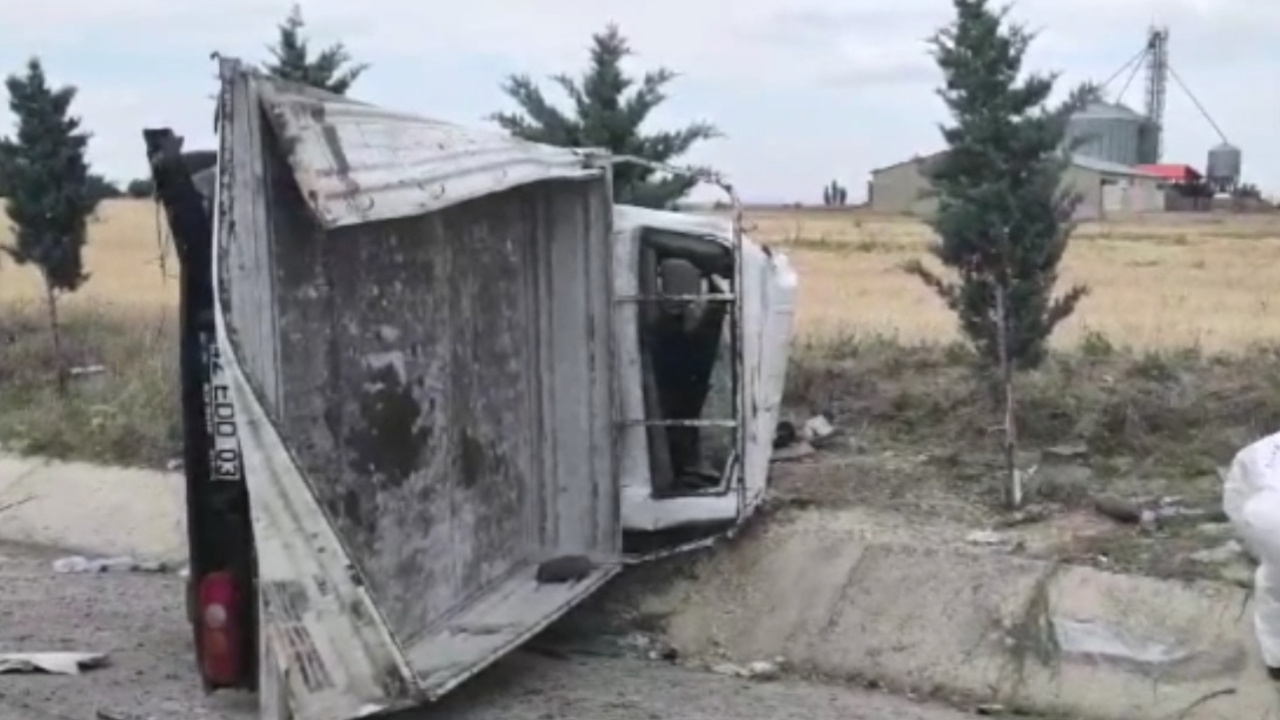 Afyonkarahisar'da  feci kaza! TIR ve kamyonet çarpıştı: 2 ölü