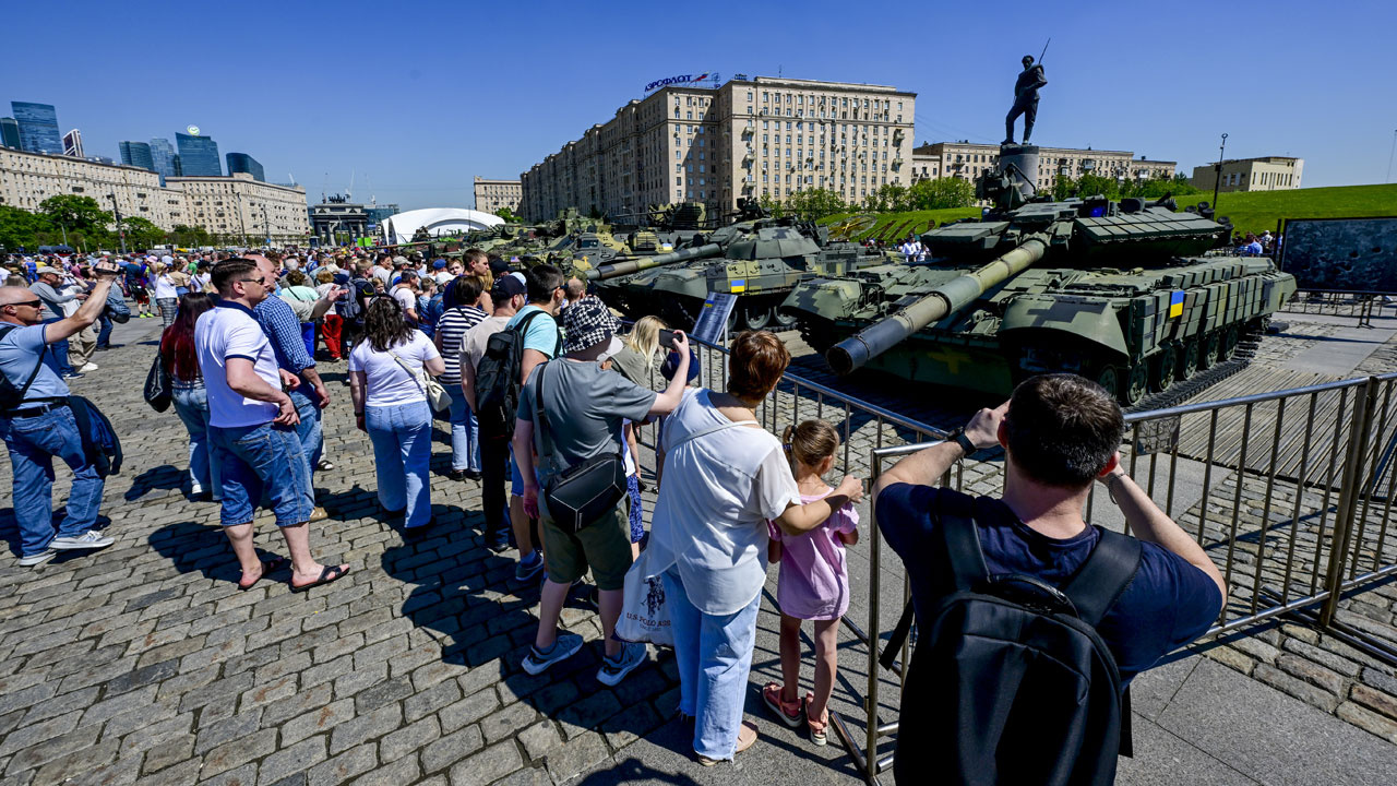 Moskova'da Ukrayna savaşında ele geçirilen NATO silahları sergilendi