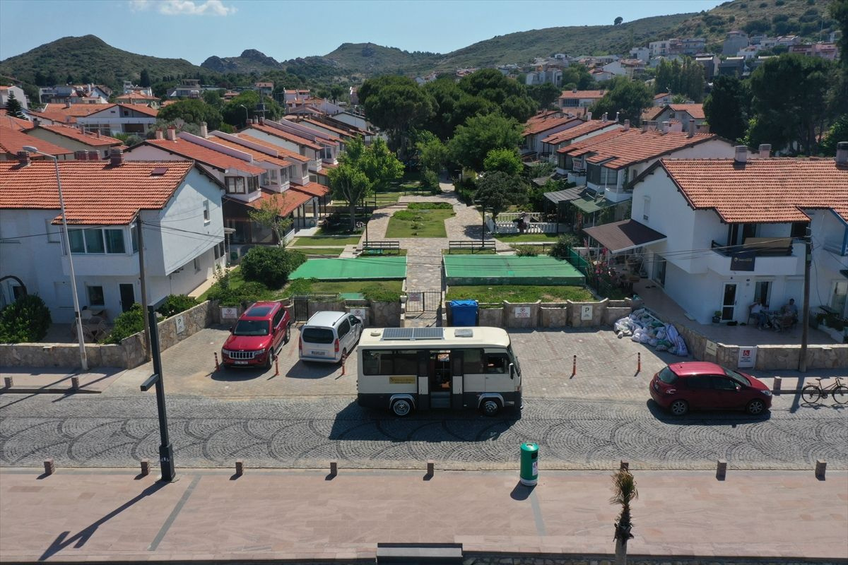 Minibüsü berber dükkanına çevirdi: Müşterilerinin ayağına gidiyor