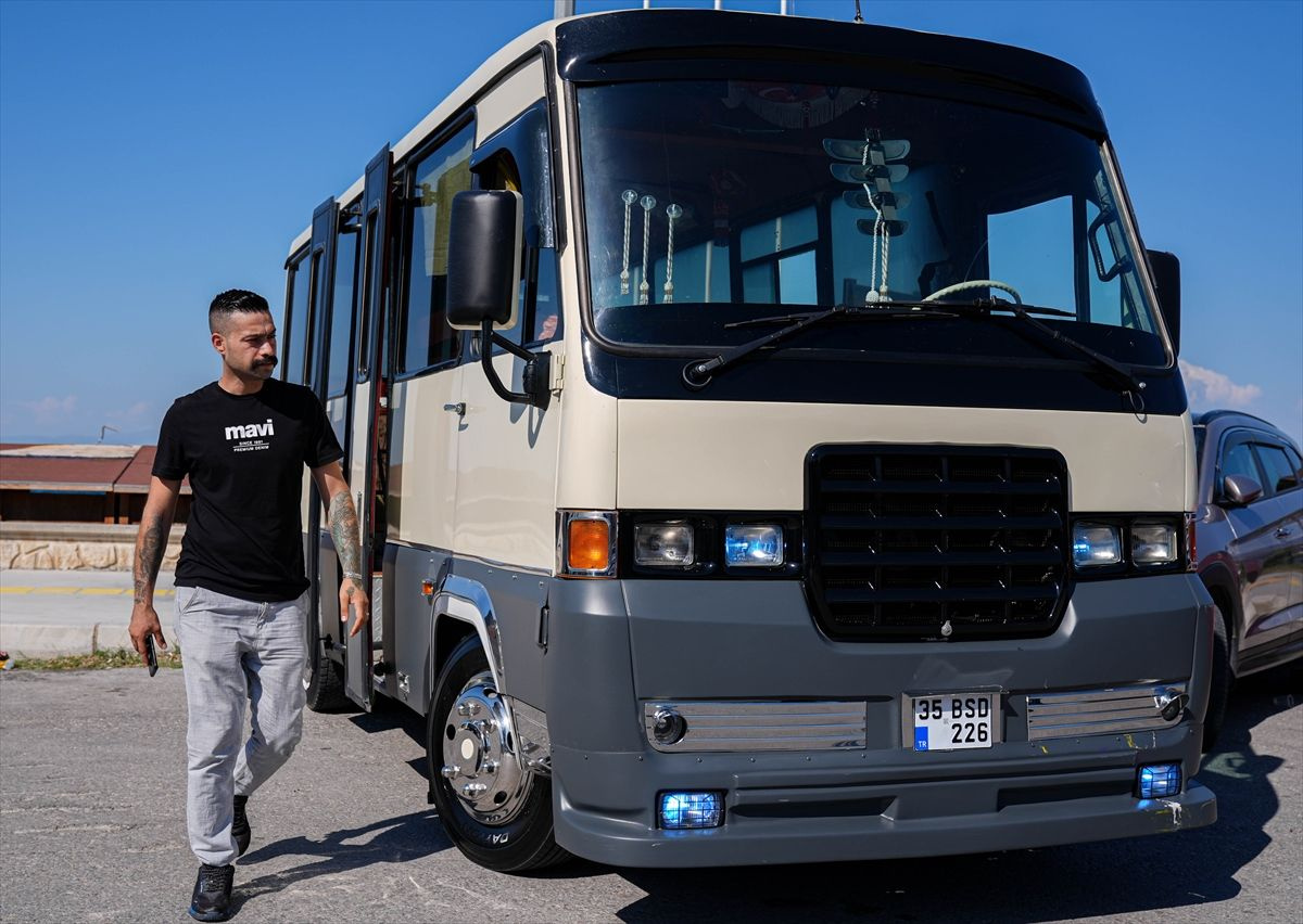 Minibüsü berber dükkanına çevirdi: Müşterilerinin ayağına gidiyor