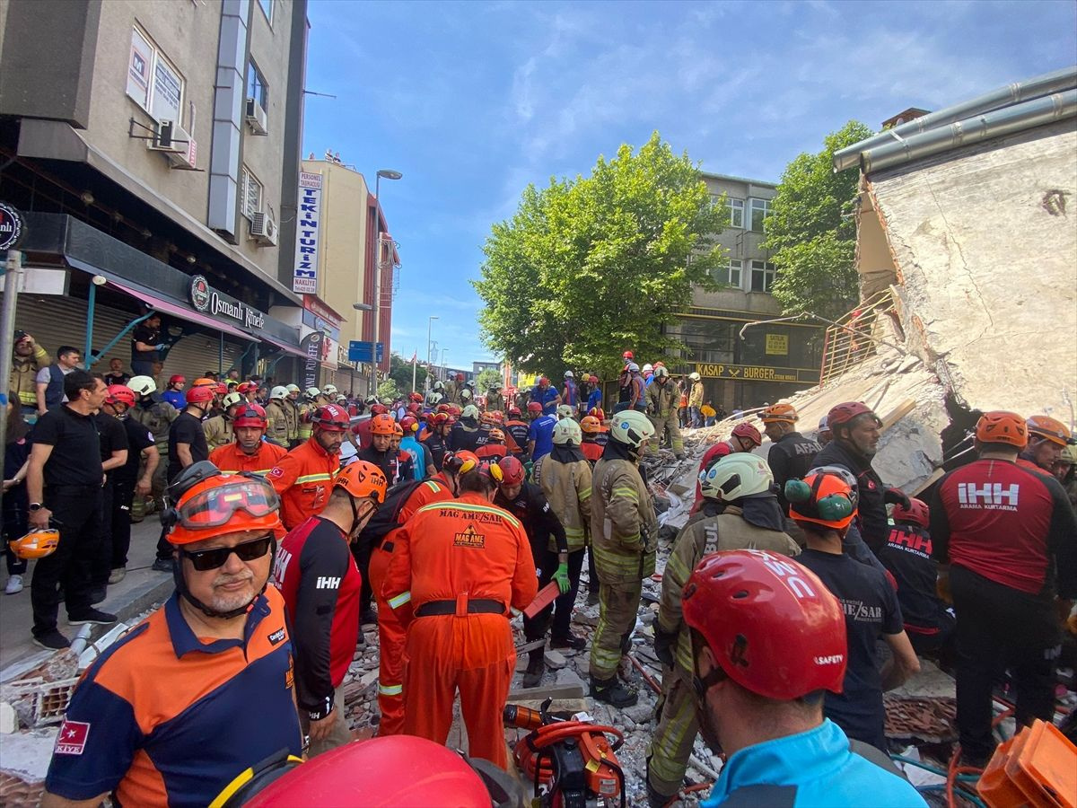 İstanbul  Küçükçekmece'de bina çöktü! Olay yerinden ilk görüntüler