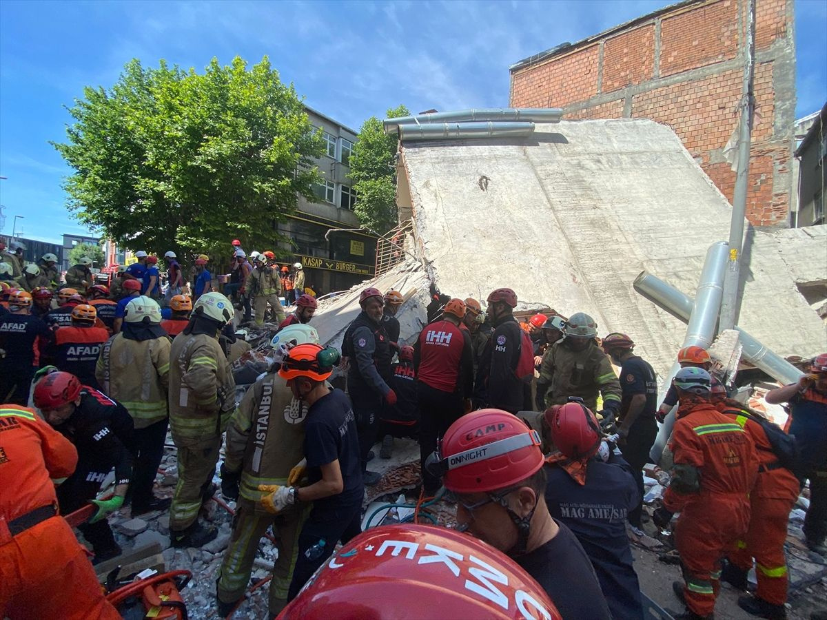 İstanbul  Küçükçekmece'de bina çöktü! Olay yerinden ilk görüntüler